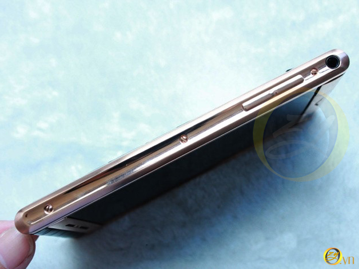  vertu Aster da cá sấu trên tay tại ozy.vn